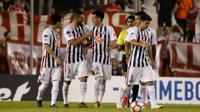 Libertad sacó a relucir su condición de local y eliminó a Huracán de la Sudamericana