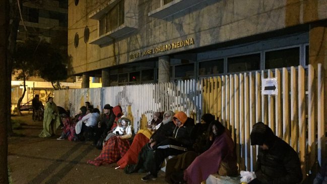 Apoderados hacen fila para matrículas en liceo de Ñuñoa