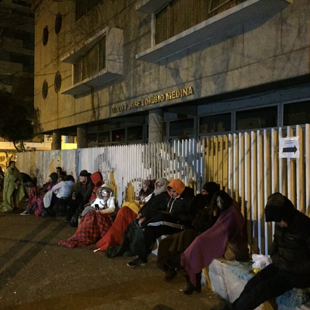 Apoderados hacen fila para matrículas en liceo de Ñuñoa