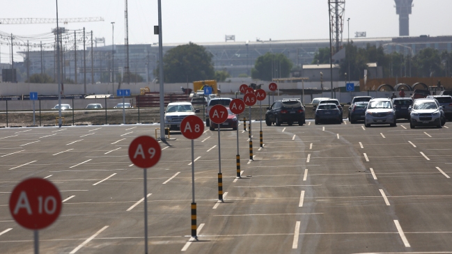 Innovador sistema de estacionamientos baratos debuta en el Aeropuerto de Santiago