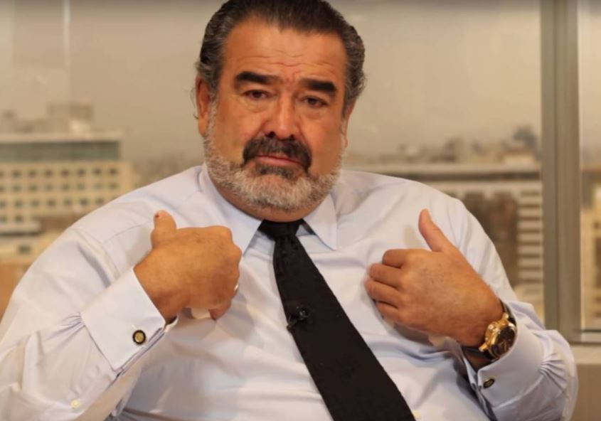 Andrónico Luksic aceptó una cordial invitación a piscolear