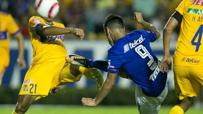 Felipe Mora tuvo su estreno en las redes en Cruz Azul de México