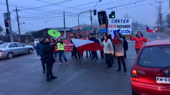 Apoderados protestan por cierres de colegios municipales en La Florida