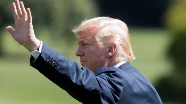 Trump se va dos semanas de vacaciones, una práctica que criticó durante años