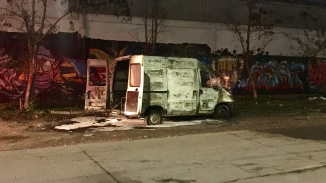 Hallan furgón completamente quemado en Quinta Normal