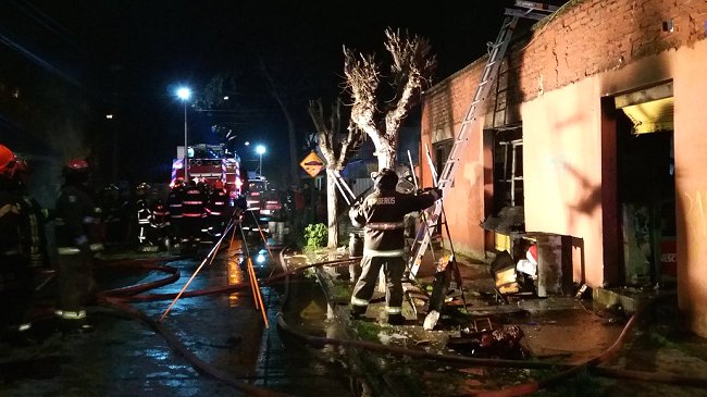 Incendio consumió tres casas y una carnicería en Quinta Normal