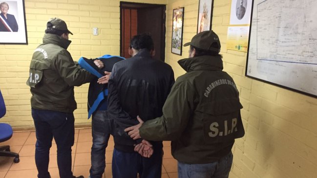 Carabineros de Puente Alto detuvo a dos hombres acusados de robo de celulares