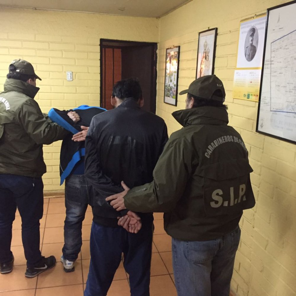 Carabineros de Puente Alto detuvo a dos hombres acusados de robo de celulares