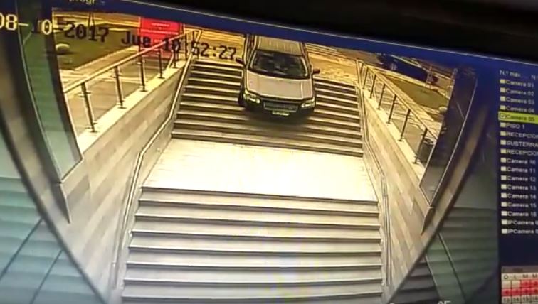 Mujer confundió el ingreso a un edificio con el estacionamiento