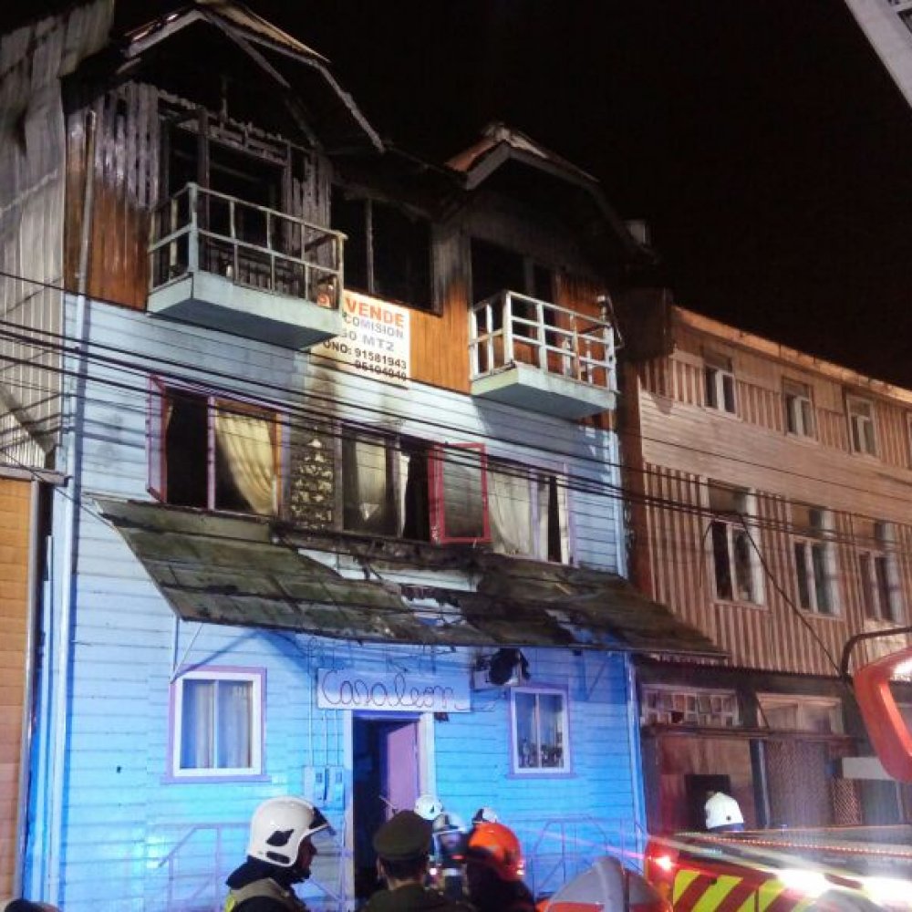 Al menos dos lesionados tras incendio en hostal de Puerto Montt