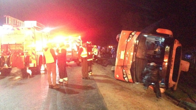 Bus de la empresa Pullman volcó en ruta Lo Orozco