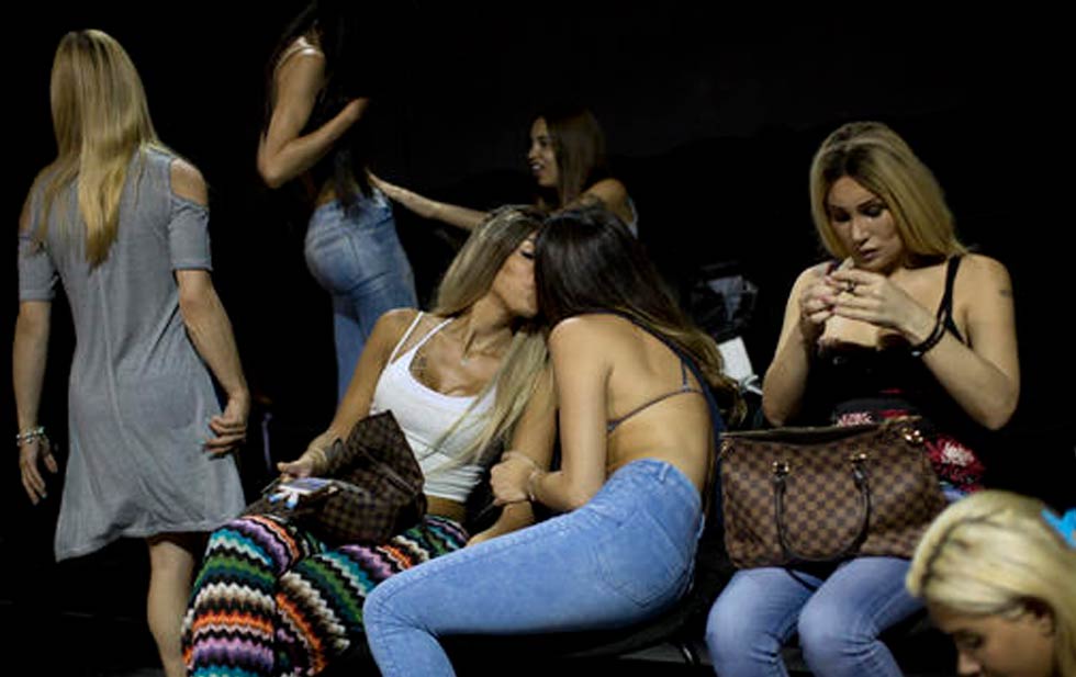 Detienen a banda por explotar a transexuales llegados a España