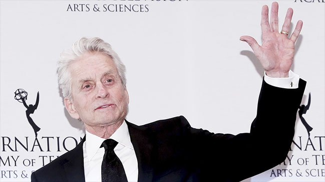 Michael Douglas y Alan Arkin negocian para hacer serie cómica con Netflix