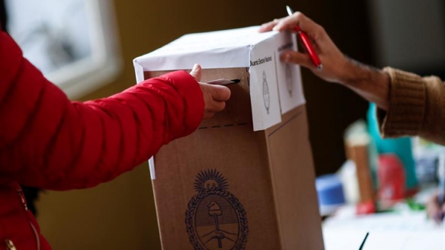 Detienen a 13 prófugos cuando se presentaron a votar en primarias argentinas