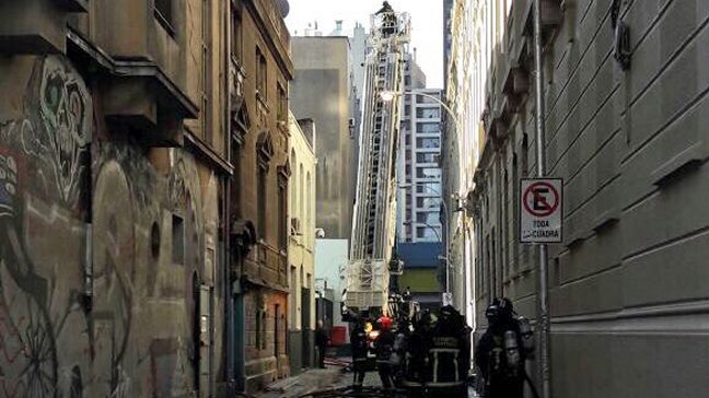 Incendio en centro de Santiago dejó a 30 personas damnificadas