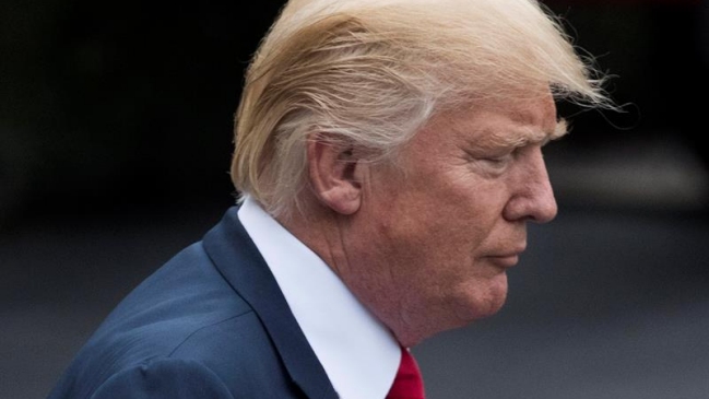 Republicanos critican a Trump por culpar a los dos bandos en Charlottesville