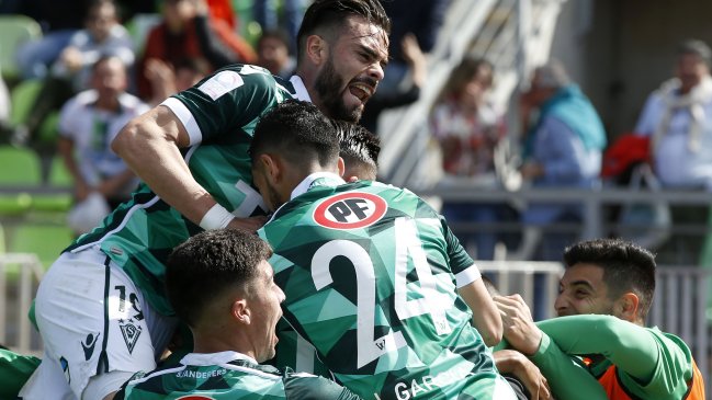 Santiago Wanderers amargó a Universidad Católica con un empate sobre la hora en Valparaíso