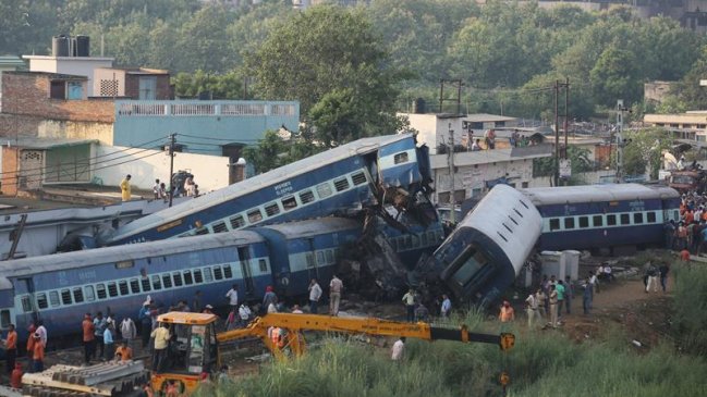 Cuatro ingenieros suspendidos por accidente de tren con 23 muertos en India