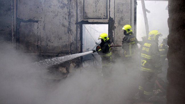 Desconocidos quemaron casa de mujer mientras denunciaba violencia intrafamiliar