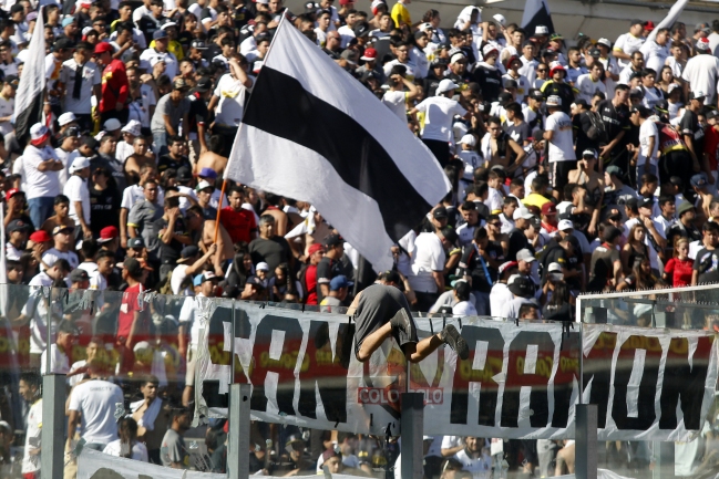 Barristas de Colo Colo vandalizaron el CDA de madrugada