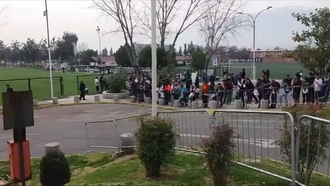 Hinchas de Colo Colo invadieron primer entrenamiento previo al Superclásico