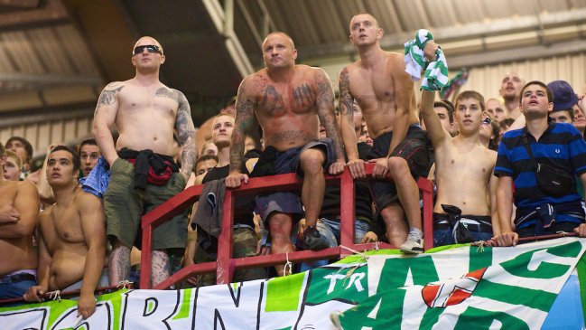 Condenan a aficionado a 18 meses de cárcel por saludo nazi en un estadio