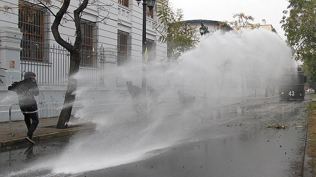 Desórdenes en frontis del Liceo de Aplicación: FFEE ingresó al establecimiento