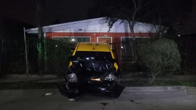 Persecución policial terminó con vehículo chocando contra casa en Quinta Normal