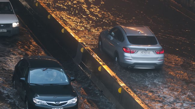 Rotura de cañería provoca inundaciones en Gran Avenida