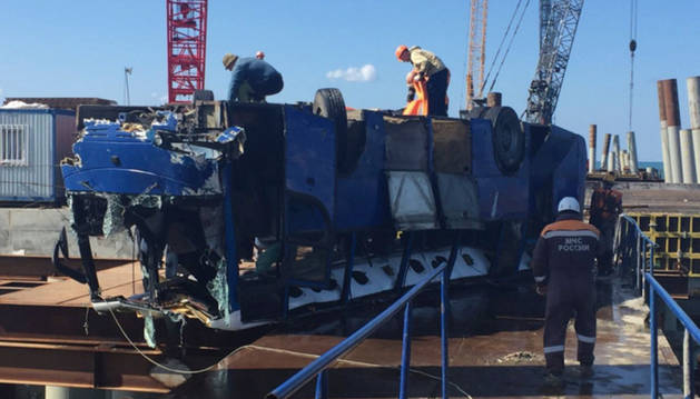 Al menos 17 muertos al caer al mar un autobús en el sur de Rusia