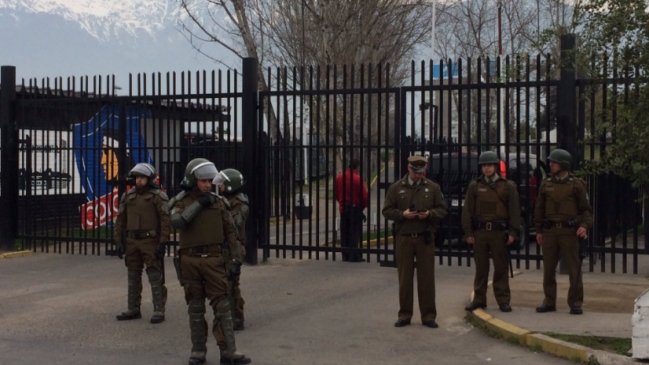 Carabineros incautó fuegos artificiales y lienzos encontrados en el Estadio Monumental
