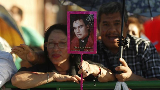 Fanáticos lloran a Juan Gabriel a un año de su muerte