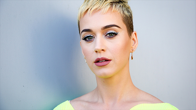 Mujer demandó a Katy Perry por perder un dedo en uno de sus conciertos