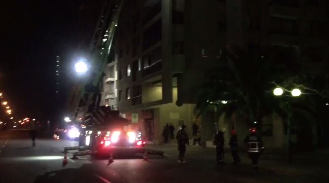 Incendio afectó a edificio en la comuna de Santiago