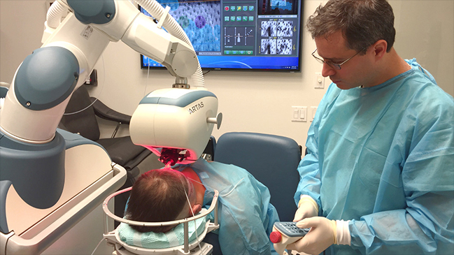 Sistema robótico de trasplante capilar debutó en Chile