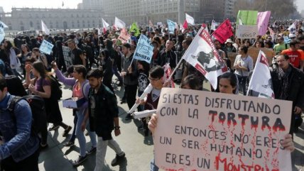 Multitudinaria marcha en el centro de Santiago en contra del rodeo