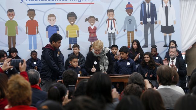 Migrantes piden eliminar requisito de permanencia definitiva para optar a gratuidad