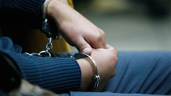 Sujeto mató a un hombre con una motosierra: También amenazó a sus vecinos