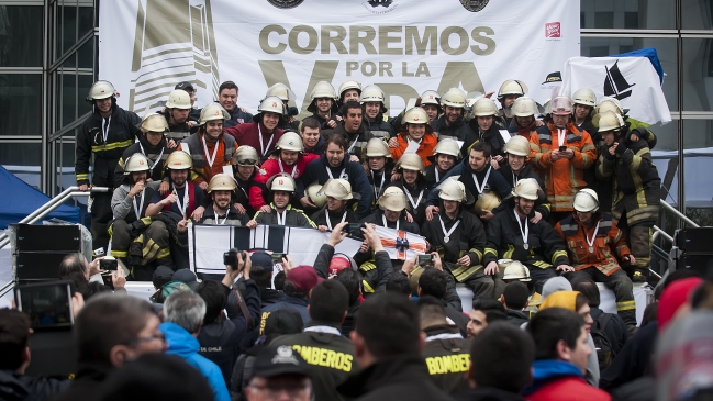 Bomberos subieron escaleras del Costanera Center para incentivar donación de órganos