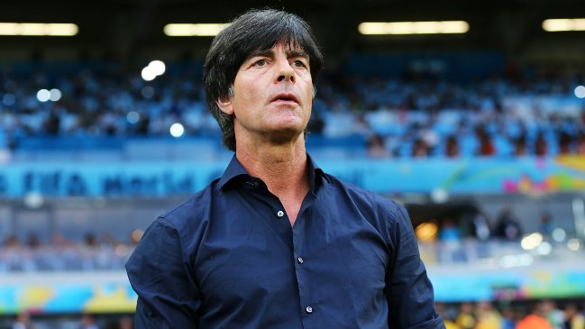 Técnico de Alemania se molestó por cánticos neonazis en duelo ante República Checa