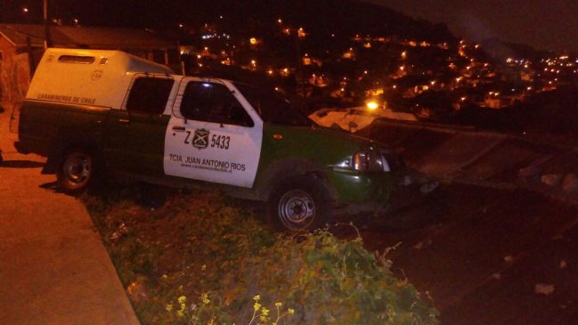 Persecución policial terminó con auto de Carabineros sobre techo de casa en Recoleta