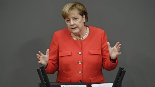 Desconocidos arrojaron tomates a Merkel en un acto electoral