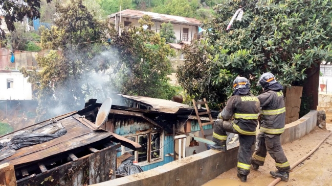 Incendio afectó vivienda en cerro Merced de Valparaíso