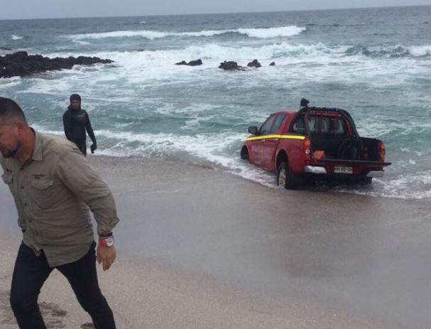 Conductor quiso lavar las ruedas de su camioneta en el mar y recibió un parte