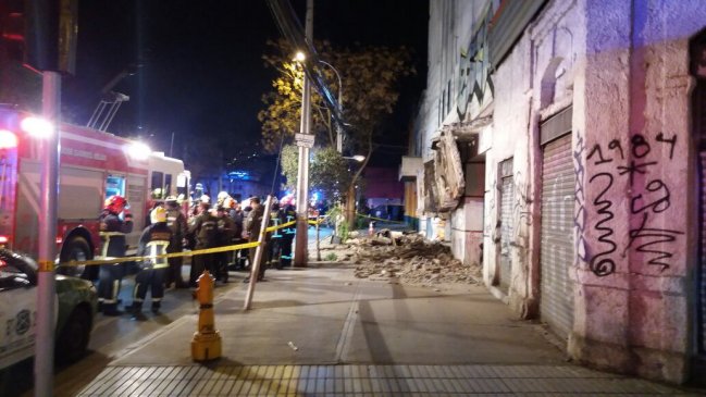 Caída de cornisa dejó un fallecido y un herido en centro de Santiago