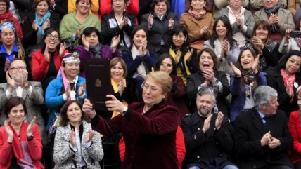   Rodeada de mujeres, Presidenta Bachelet promulgó histórica despenalización del aborto 