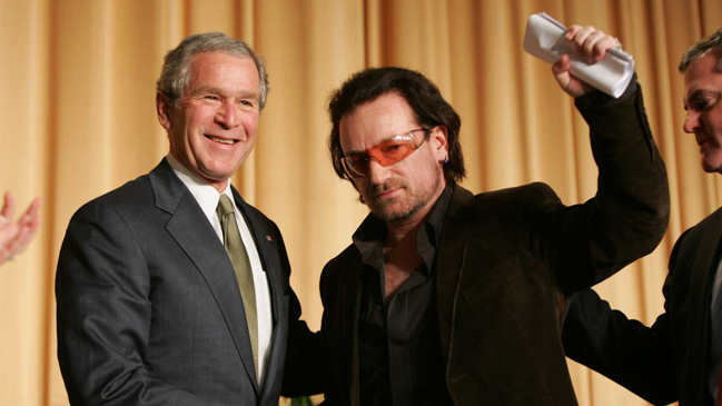 George Bush entregará un premio al liderazgo al cantante Bono
