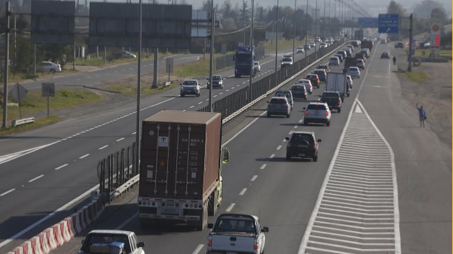Carabineros: 246 mil vehículos abandonaron Santiago este sábado