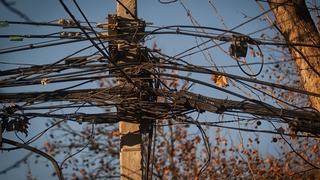 Vehículo volcó dejando varios heridos y afectando al tendido eléctrico en Quilpué