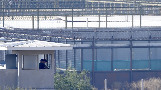 Abogado de presos de Punta Peuco pide que Bachelet visite penal antes de decidir cierre